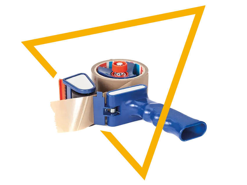 Nahaufnahme eines Klebebandabrollers mit blauem Griff und transparentem Klebeband, umgeben von einem gelben Dreieck.