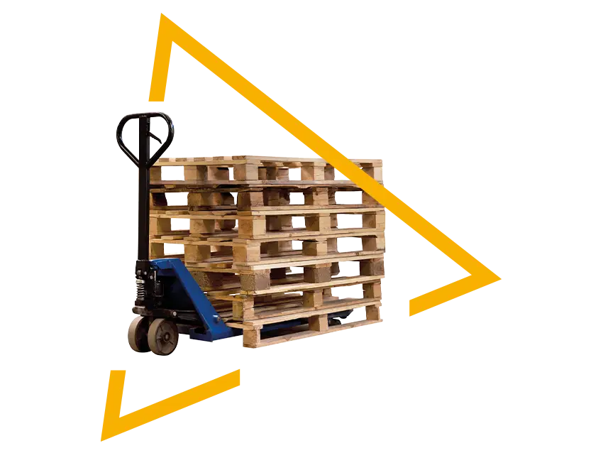 Stapel Holzpaletten mit blauem Gabelstapler, bereit für den Transport von Waren. Paletten sind ein wichtiges Element in der Logistik.