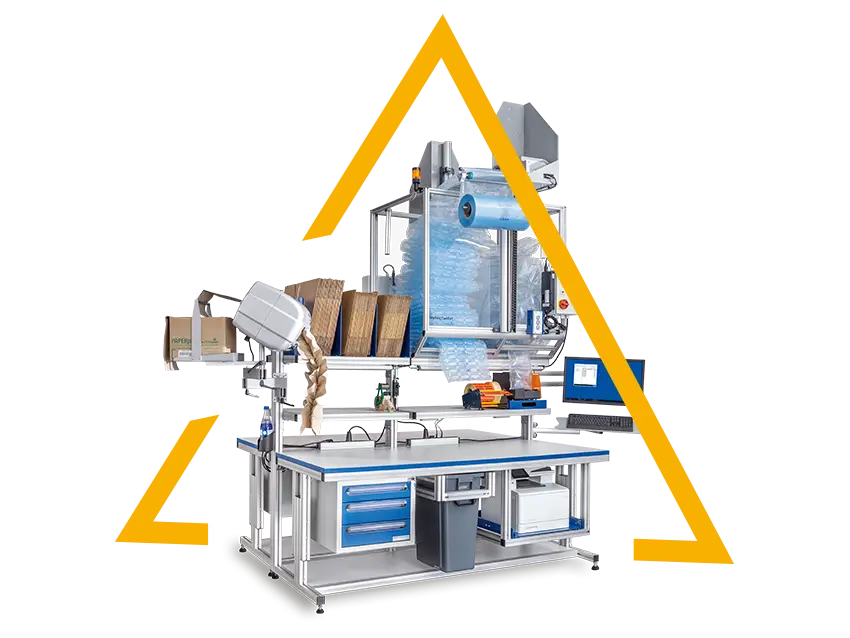Versandtisch: Verpackungsstation mit Kartons, Polstermaterial und Maschine zur Versandvorbereitung.