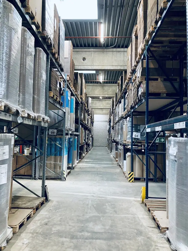 Regalreihen in einem Lager mit Waren auf Paletten und Regalen, Lagerhaltung.