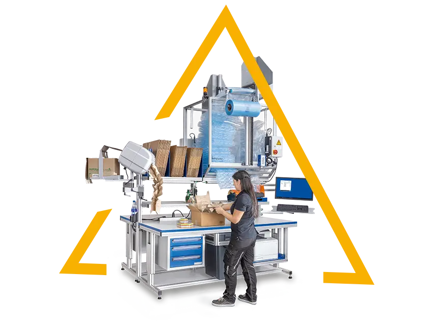 Leistungen: Frau verpackt Ware an modernem Packtisch mit Verpackungsmaschine für effiziente Logistikprozesse. Leistungen im Fokus.