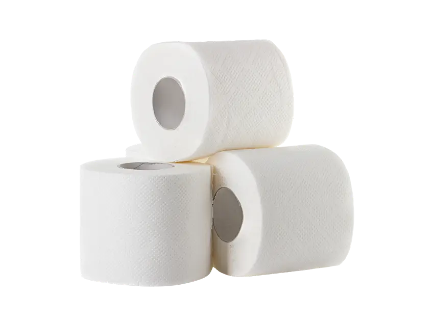 Drei Rollen sauberes, weißes Toilettenpapier gestapelt für Betriebshygiene auf schwarzem Hintergrund.