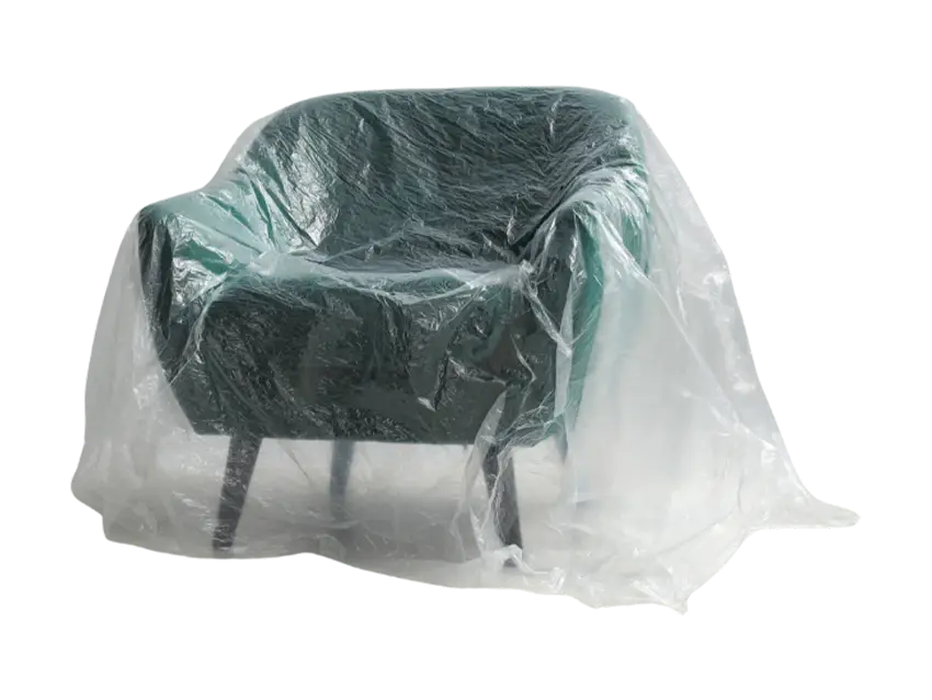 Ein Sessel ist mit einer transparenten Folien-Beutelprodukte-Abdeckfolie zum Schutz abgedeckt.