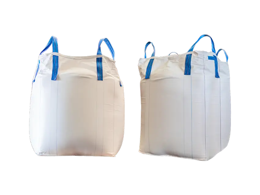 Zwei weiße Big Bags (FIBC) mit blauen Trageschlaufen vor schwarzem Hintergrund. Folien-Beutelprodukte für Schüttgüter.