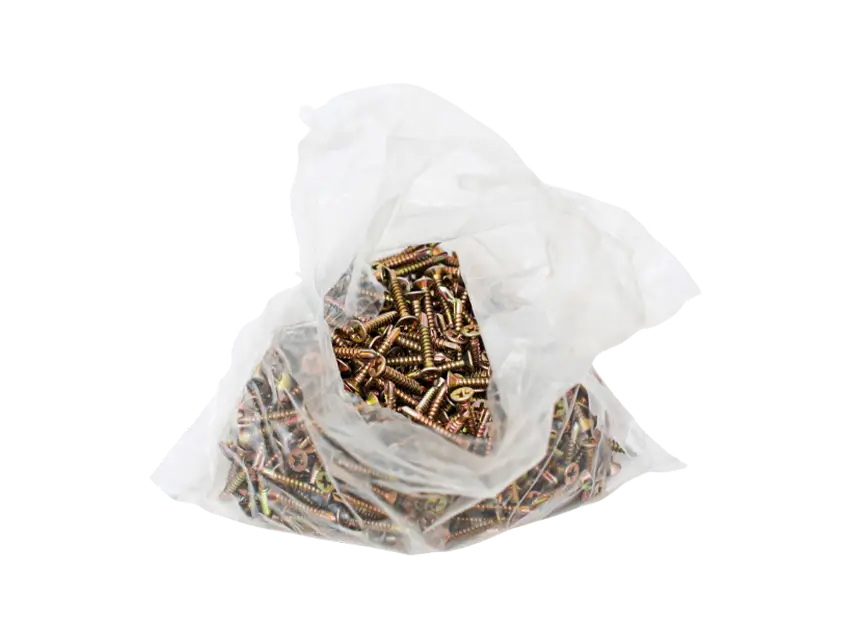 Ein durchsichtiger Folienbeutel, gefüllt mit goldenen Flachkopfschrauben, Produkt für Handwerk und Industrie