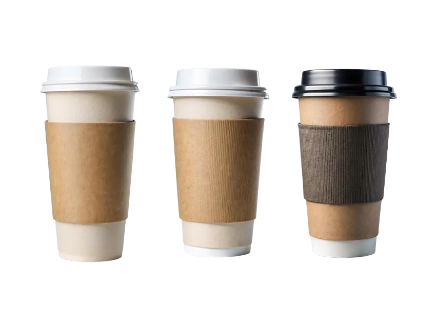 Drei Kaffee Eisbecher mit Pappband und Deckel, Food Packaging für Kaffee zum Mitnehmen, sauberes Design.