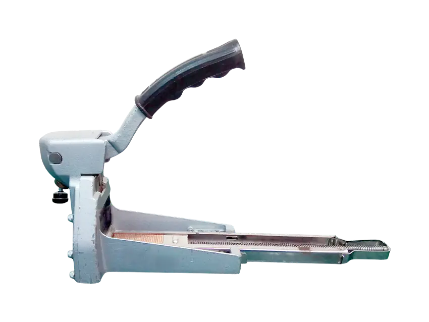 Kartonverschlusshefter: Nahaufnahme eines Kartonverschlusshefters zum Kleben und Heften von Kartons, Detailaufnahme.