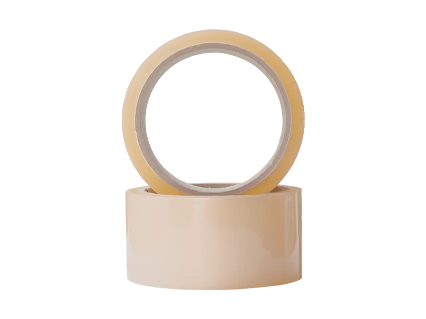 Zwei Rollen transparentes PP-Klebeband auf schwarzem Hintergrund gestapelt, Nahaufnahme. Kleben und Heften.