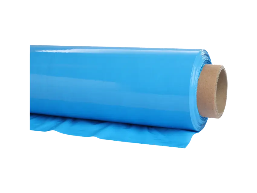 Rolle blaue Korrosionsschutz-Stretchfolie auf Pappkern, Nahaufnahme. Saubere Oberfläche, ideal für Verpackung und Schutz.