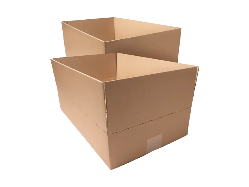 Nachhaltige Produktkartons: Zwei leere, offene Kartons aus braunem Karton vor schwarzem Hintergrund.