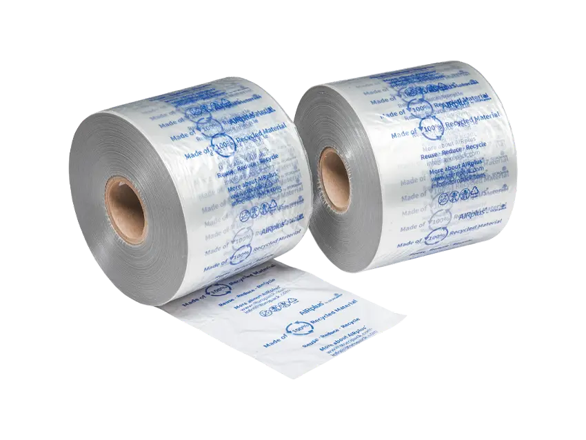 Nachhaltige Luftpolsterkissen aus 100% recyceltem Material, auf Rollen gewickelt. Umweltfreundliche Verpackungslösung.