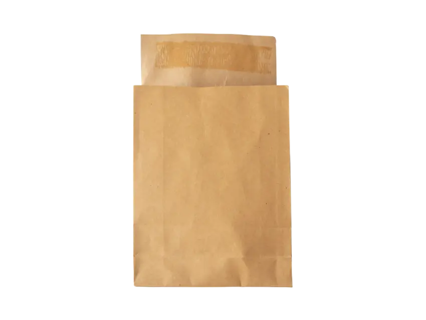 Nachhaltige Produkte: Offene saubere Versandtasche aus braunem Kraftpapier.