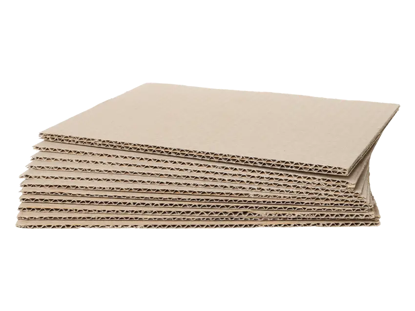 Wellpapp Produkte: Antirutsch-Zwischenlagen zur Paletten-Warensicherung. Stapel aus braunen, sauberen Wellpappe-Zuschnitten.