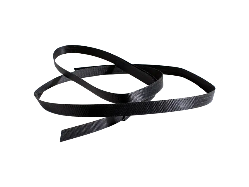 Schwarzes Stahlumreifungsband zur Paletten-Warensicherung auf dunklem Hintergrund.