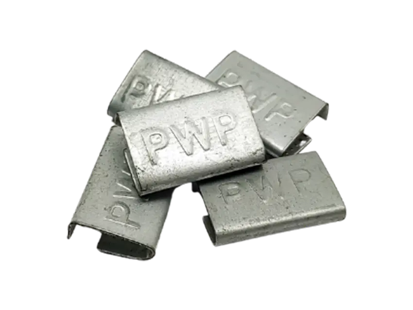 Nahaufnahme von Paletten-Warensicherung-Verschlüssen mit "PWP" Prägung, zur Ladungssicherung und Warenverschluss.