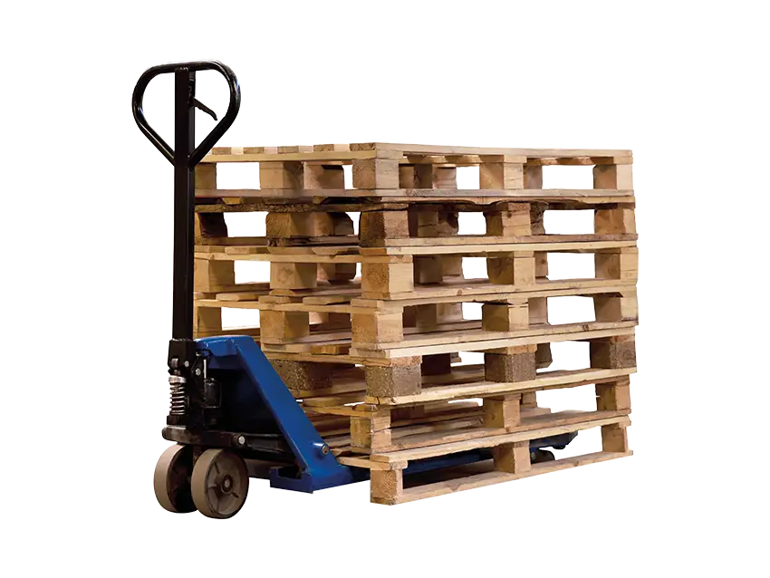 Saubere Holz Paletten gestapelt auf Hubwagen, Papiere & Pappen Transport