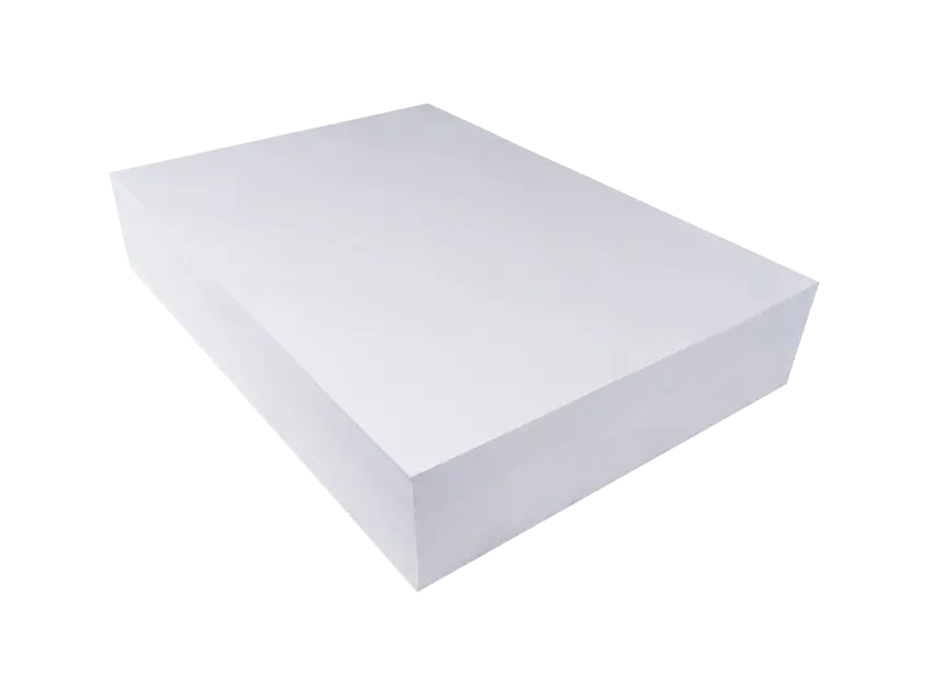 Ein Stapel sauberes, weißes Kopierpapier auf schwarzem Hintergrund. Papiere und Pappen gestapelt.