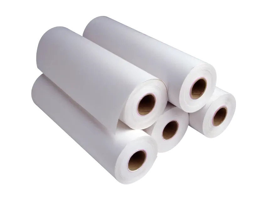 Mehrere Rollen Malerabdeckpapier und Pappe sind auf einem schwarzen Hintergrund sauber gestapelt.