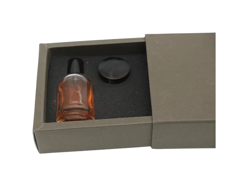 Fixier Spray in Box. Clean Flasche mit Verschluss, braune Flüssigkeit. Produktfoto für Versand.