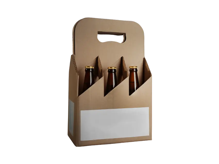 Versandartikel: Flaschenverpackung aus Karton mit drei Bierflaschen, sauber dargestellt.