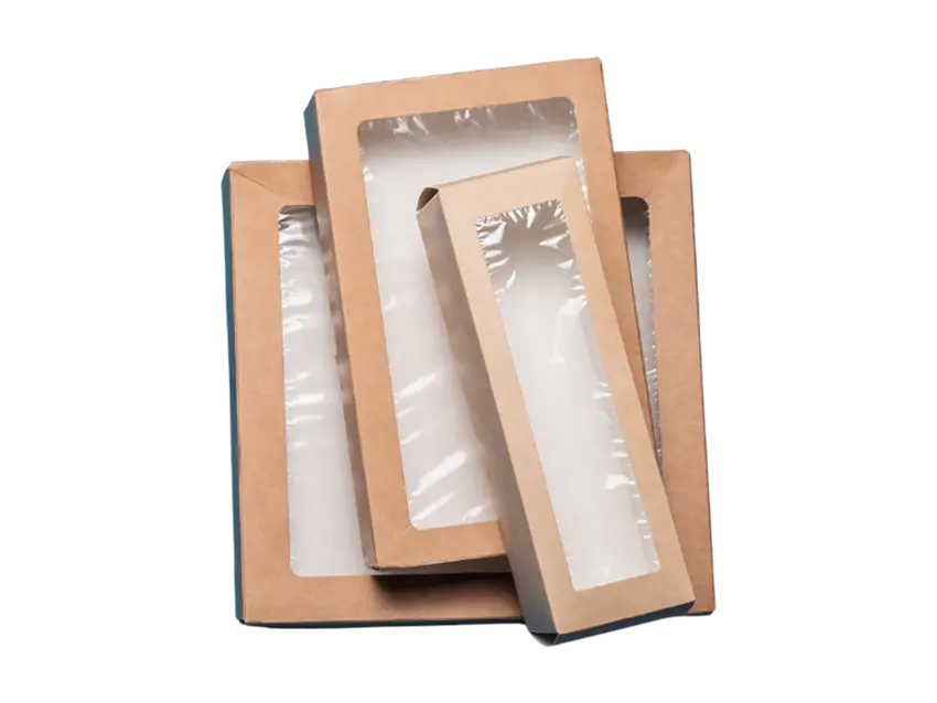 Versandartikel Folienfixierverpackungen: Drei braune Versandkartons mit Folienfenster zum Fixieren von Artikeln, sauber und ordentlich gestapelt.