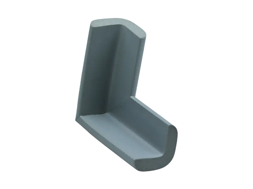 Versandartikel Kantenschutz: Eckiger Kantenschutz aus grauem Kunststoff, Nahaufnahme auf schwarzem Hintergrund.