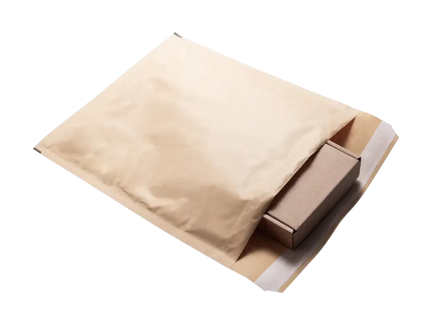 Versandartikel in Luftpolsterversandtasche: Eine braune Luftpolstertasche mit einem kleinen Karton darin, isoliert auf schwarzem Hintergrund.