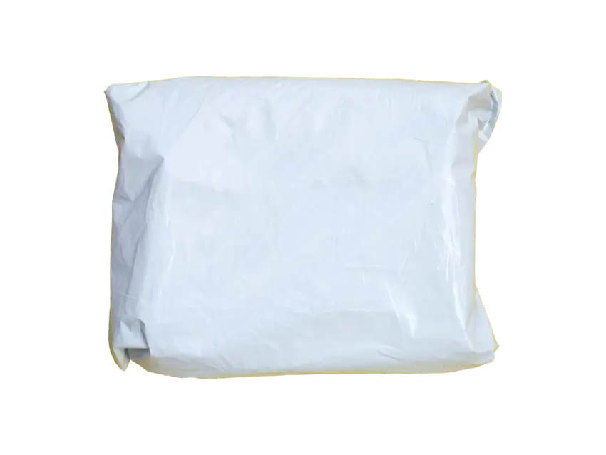 Versandartikel im weißen Versandbeutel, sauber und bereit für den Versand.