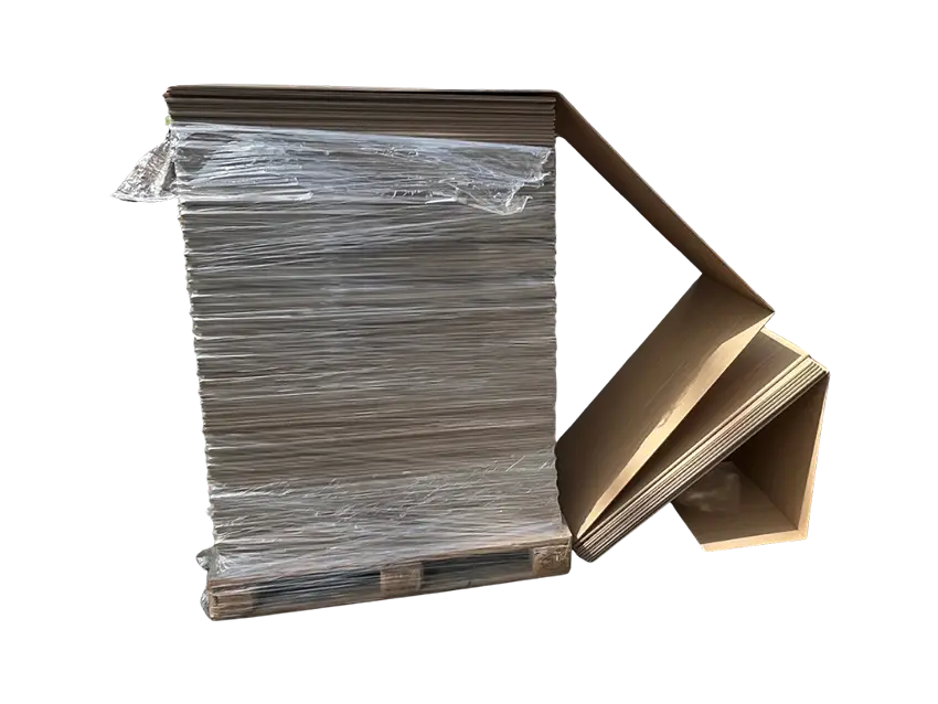 Wellpapp-Produkte: Endloswellpappe, gestapelt, foliert, auf Palette. Daneben gefaltete Wellpappe.