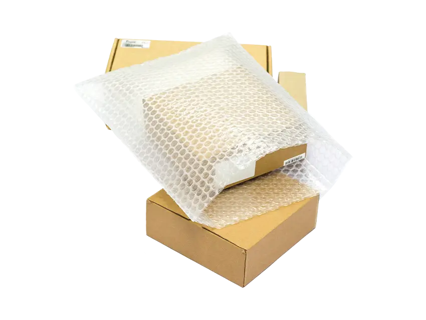 Wellpapp-Produkte: Kartons mit Luftpolsterfolie für Versanddienstleister. Saubere Produktverpackung.