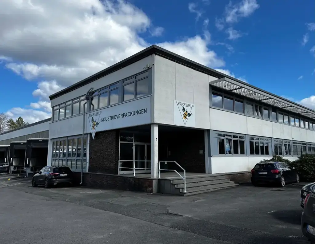 Hummel Aussenansicht: Gebäudeansicht mit Industrieverpackungen-Beschriftung und Hummel-Logo an der Fassade.
